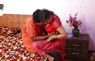 熟女の近くに滴り落ちる濡れた猫と大きな白いお尻。 女性 用 アダルト 無 修正