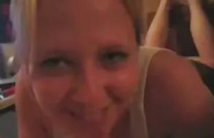 入れ墨の女の子は自分自身を自慰行為を撮影しました。 女性 の 為 の av 無 修正