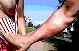 成熟した男は、ツールのために女の子の猫を準備するために彼の指を使用しています。 女性 の ため の 動画 無 修正